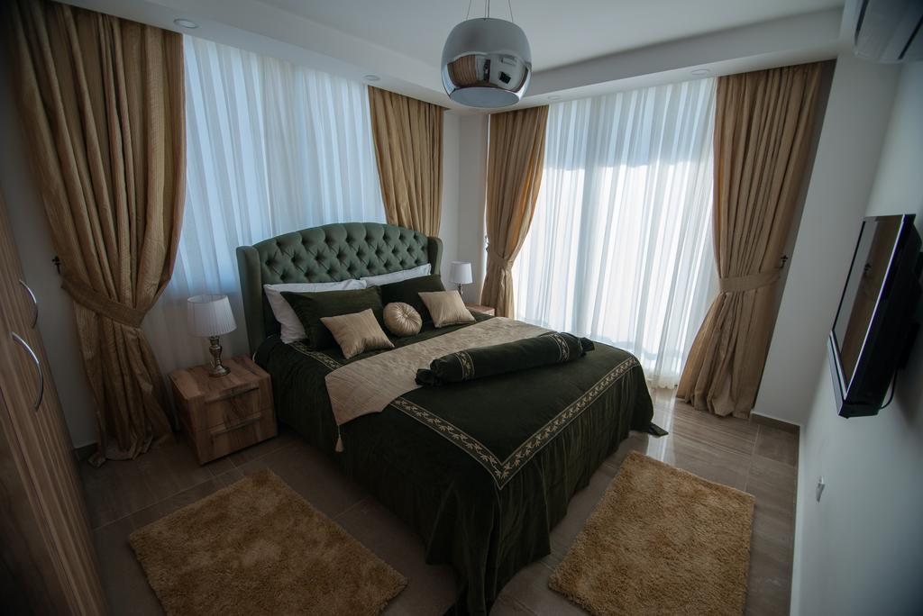 Aquamarine Luxury Residence 凯里尼亚 外观 照片