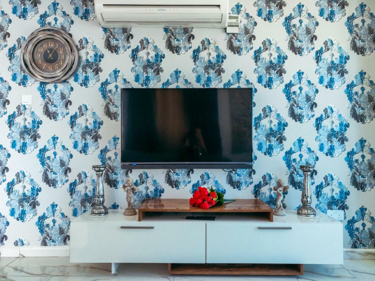 Aquamarine Luxury Residence 凯里尼亚 外观 照片