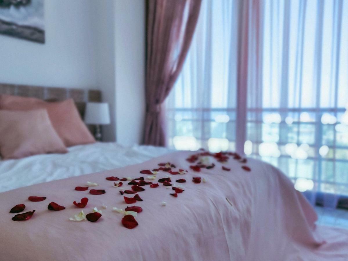 Aquamarine Luxury Residence 凯里尼亚 外观 照片