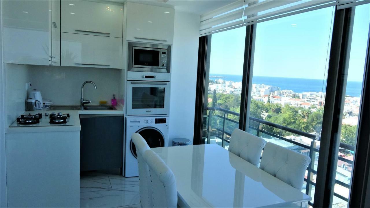 Aquamarine Luxury Residence 凯里尼亚 外观 照片