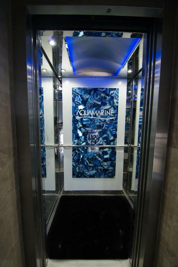 Aquamarine Luxury Residence 凯里尼亚 外观 照片