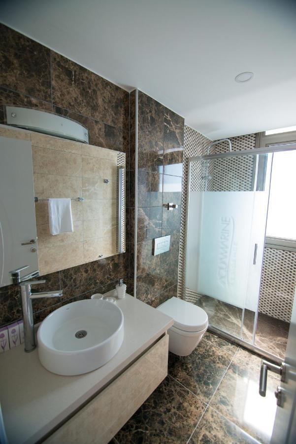Aquamarine Luxury Residence 凯里尼亚 外观 照片